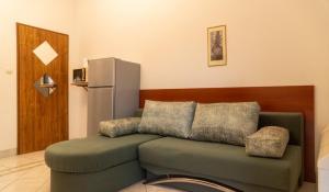 ein Wohnzimmer mit einem Sofa und einem Kühlschrank in der Unterkunft Villa Chiara in Krnica