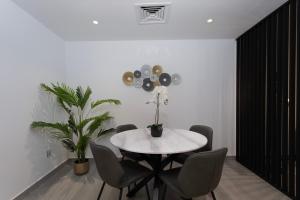 Fotografie z fotogalerie ubytování Modern Brand New 1BR Holiday Homes at Greens v Dubaji