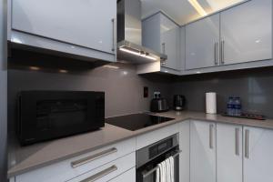 Kuchyň nebo kuchyňský kout v ubytování Modern Brand New 1BR Holiday Homes at Greens