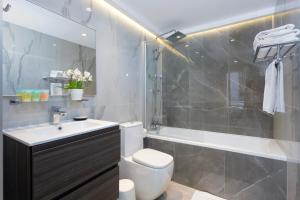 Koupelna v ubytování Modern Brand New 1BR Holiday Homes at Greens