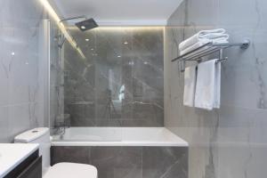 Koupelna v ubytování Modern Brand New 1BR Holiday Homes at Greens
