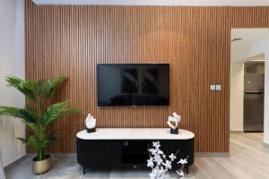 TV a/nebo společenská místnost v ubytování Modern Brand New 1BR Holiday Homes at Greens