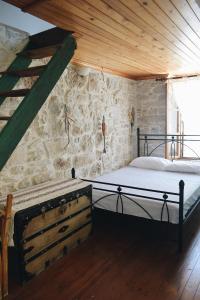 Vuode tai vuoteita majoituspaikassa Yi artistry 1-bedroom medieval holiday house