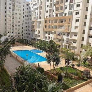 an overhead view of a swimming pool in front of buildings at Appartement en résidence avec piscine in Agadir