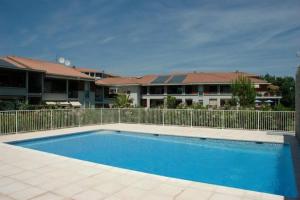 Bazén v ubytovaní Votre séjour cosy à Frejus! alebo v jeho blízkosti