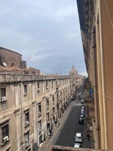 - une vue sur une rue de la ville depuis un bâtiment dans l'établissement B&B Palazzo Bruca Catania, à Catane