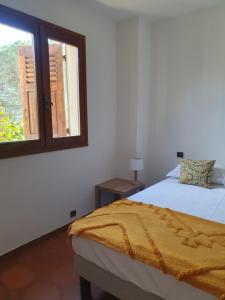 Schlafzimmer mit einem Bett und einem Fenster in der Unterkunft Ustaria in Peri