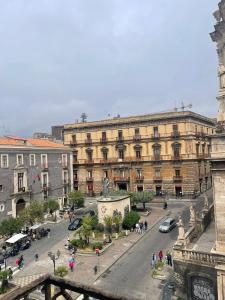 un gran edificio con una calle delante en B&B Palazzo Bruca Catania, en Catania