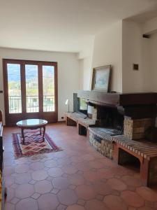 Zimmer mit Bänken, einem Klavier und einem Tisch in der Unterkunft Ustaria in Peri