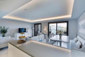 Televízia a/alebo spoločenská miestnosť v ubytovaní Parc du Cap Luxury Apartment