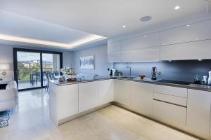Kuchyňa alebo kuchynka v ubytovaní Parc du Cap Luxury Apartment