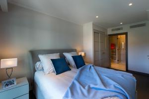 Posteľ alebo postele v izbe v ubytovaní Parc du Cap Luxury Apartment
