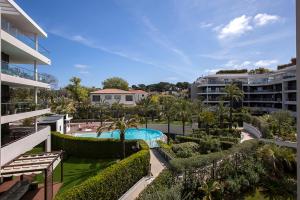 vista para uma piscina num resort em Parc du Cap Luxury Apartment em Antibes
