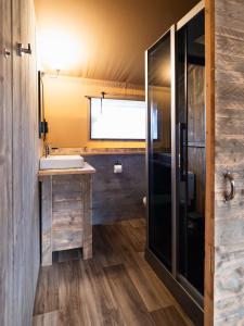 een badkamer met een wastafel en een toilet in een kamer bij Sahara Stay in Vluchtenburg