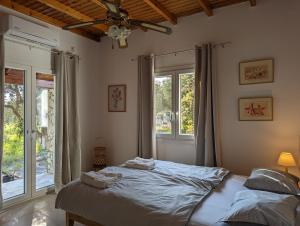 Postel nebo postele na pokoji v ubytování Almyros Garden House