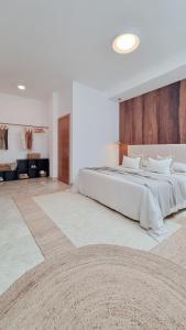 Postel nebo postele na pokoji v ubytování The Moss - Luxury Villa in Corralejo near the Beach
