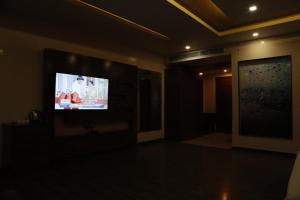a room with a flat screen tv on a wall at Hotel New York Plaza Una in Una