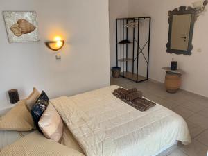 スカラにあるVilla Kapella Agistri islandのベッドルーム1室(ベッド1台、壁掛け鏡付)