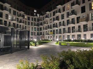 un grande edificio con un cancello di fronte di Easy Rent Apartments - BUSINESS CENTER 126 a Lublino