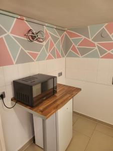 eine Mikrowelle auf einer Theke in einer Küche in der Unterkunft Hostel Hamburg in Hamburg