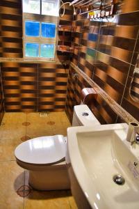 bagno con servizi igienici bianchi e lavandino di Greenstar suites a Bungoma