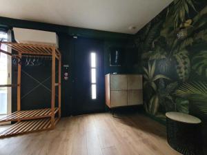 um quarto com uma parede com um mural de plantas em Jungle em Mios