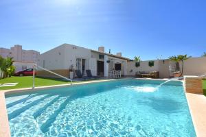 a swimming pool in front of a house at MAR DE CRISTAL CHALET in Mar de Cristal