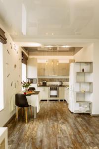 Una cocina o kitchenette en NEW TIME Нова простора квартира біля Центру. Окрема спальня + кухня-вітальня