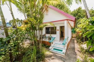 バンタオビーチにあるBaan Coconutの椰子の木とポーチのある家