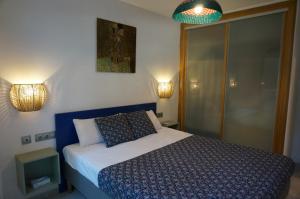 Posteľ alebo postele v izbe v ubytovaní Pineda Sunset Beach Seaviews