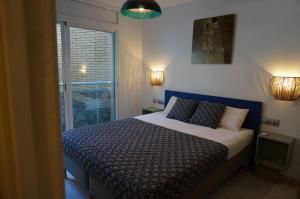 Posteľ alebo postele v izbe v ubytovaní Pineda Sunset Beach Seaviews