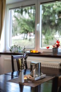 una mesa con una cafetera y un jarrón en ella en Pension Franko, en Český Krumlov