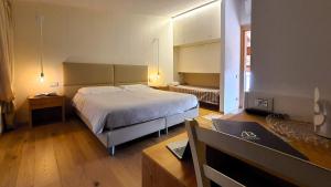 1 dormitorio con 1 cama grande en una habitación con mesa en Casa Bortolin, en Valdobbiadene