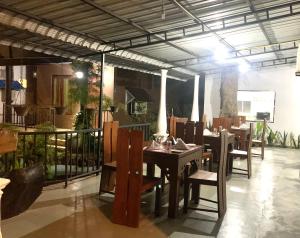 Imperial Resort في اوداوالاوي: غرفة طعام مع طاولة وكراسي