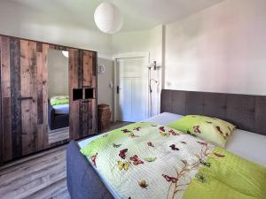 Un dormitorio con una cama con una manta. en Schöne Altbauwohnung mit großer Sonnenterrasse, en Rudolstadt