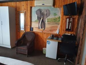 une chambre avec une photo d'un éléphant sur le mur dans l'établissement Elephant Rock Inn, à Olifantshoek