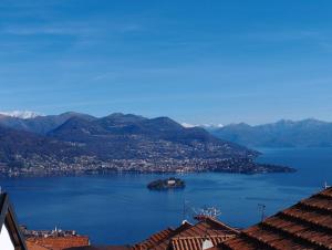 - une vue sur une grande étendue d'eau avec des montagnes dans l'établissement B&B Il Poggiolo, à Stresa