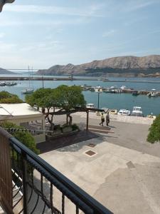 vistas a un puerto deportivo con barcos en el agua en Apartments Dorcic, en Baška