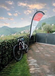 una bicicleta estacionada junto a una valla con un paraguas en Casa Bortolin, en Valdobbiadene