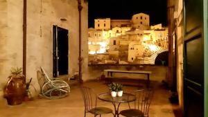 une chambre avec une table et des chaises et une ville dans l'établissement Spartivento Apartments, à Matera