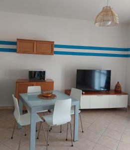 Televízia a/alebo spoločenská miestnosť v ubytovaní Sabrina studio apartment