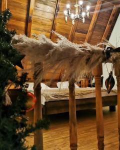 pokój z łóżkiem i choinką świąteczną w obiekcie Vikendica Despotovic w mieście Bijeljina