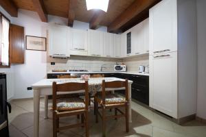 Η κουζίνα ή μικρή κουζίνα στο La Casa di Ambra Comacchio +1 φωτογραφίες