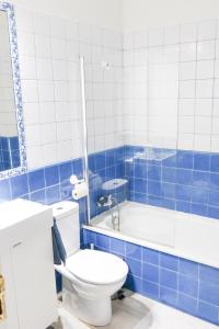 ロス・クリスティアーノスにあるEl Risco 1の青と白のバスルーム(トイレ、バスタブ付)