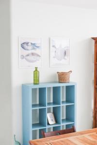ロス・クリスティアーノスにあるEl Risco 1の絵画のあるリビングルームの青い本棚