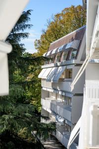 uma vista exterior de um edifício com árvores em Silva Hotel Splendid em Fiuggi