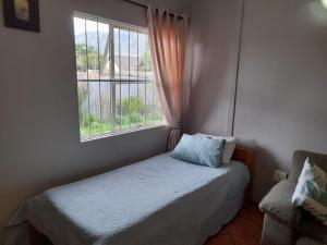 - une petite chambre avec un lit et une fenêtre dans l'établissement Platberg Self-catering, à Harrismith