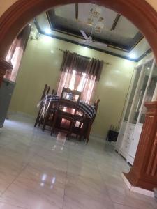 Kalsa Residence في Sukuta: غرفة طعام مع كراسي وطاولة ونافذة