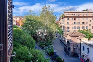 widok na ulicę w mieście z budynkami w obiekcie Casa Rossi Roma w Rzymie
