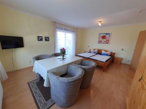 a living room with a table and some chairs at Meereswoge in Bansin